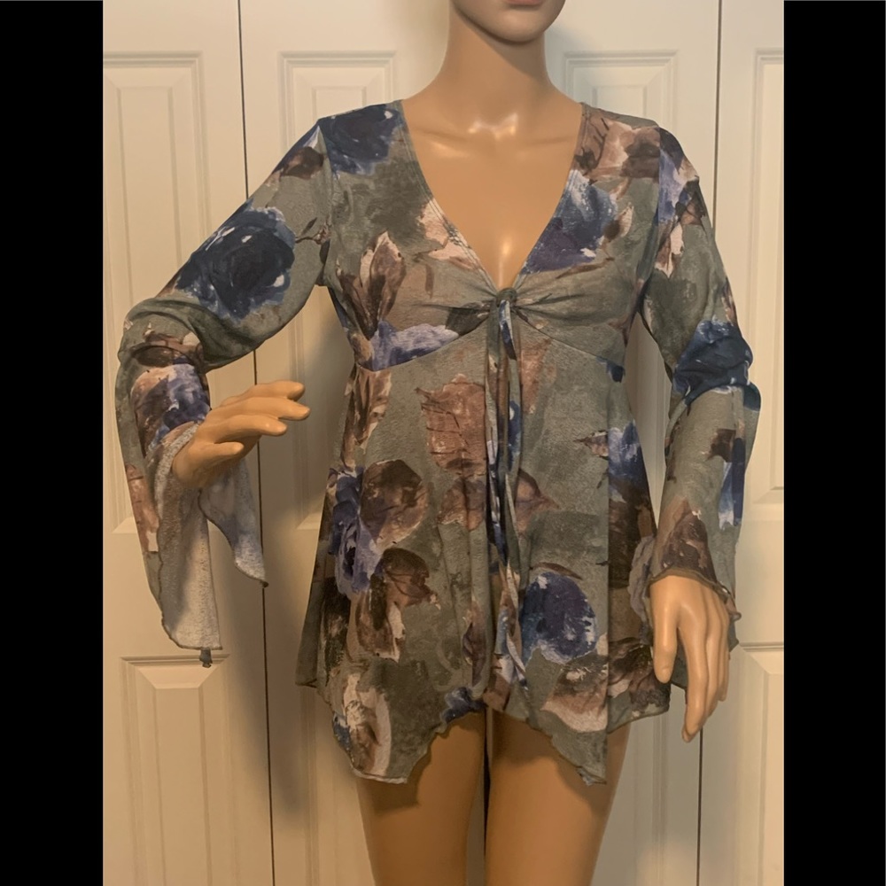Ladies floral bell sleeve top with tie empire waist and handkerchief hem. Size L